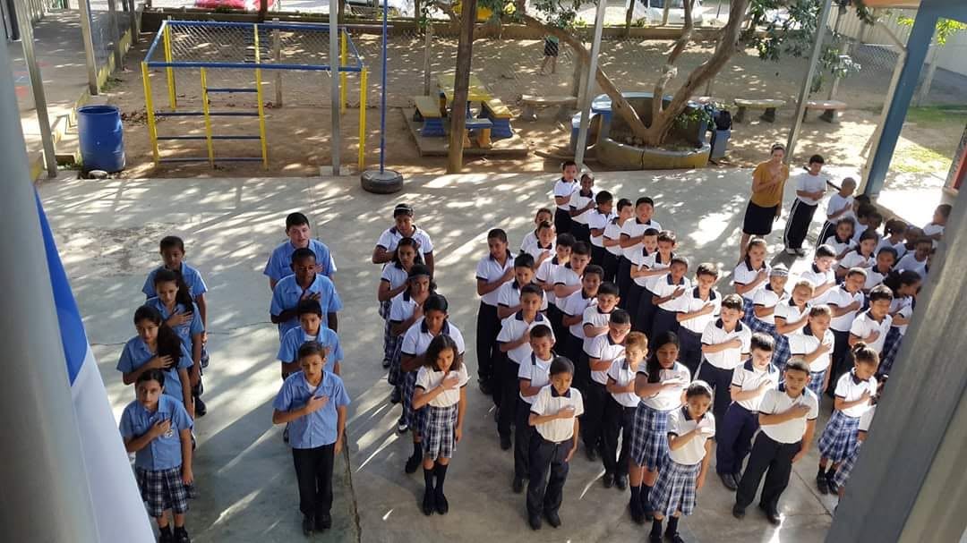Estudiantes formados en el patio del colegio