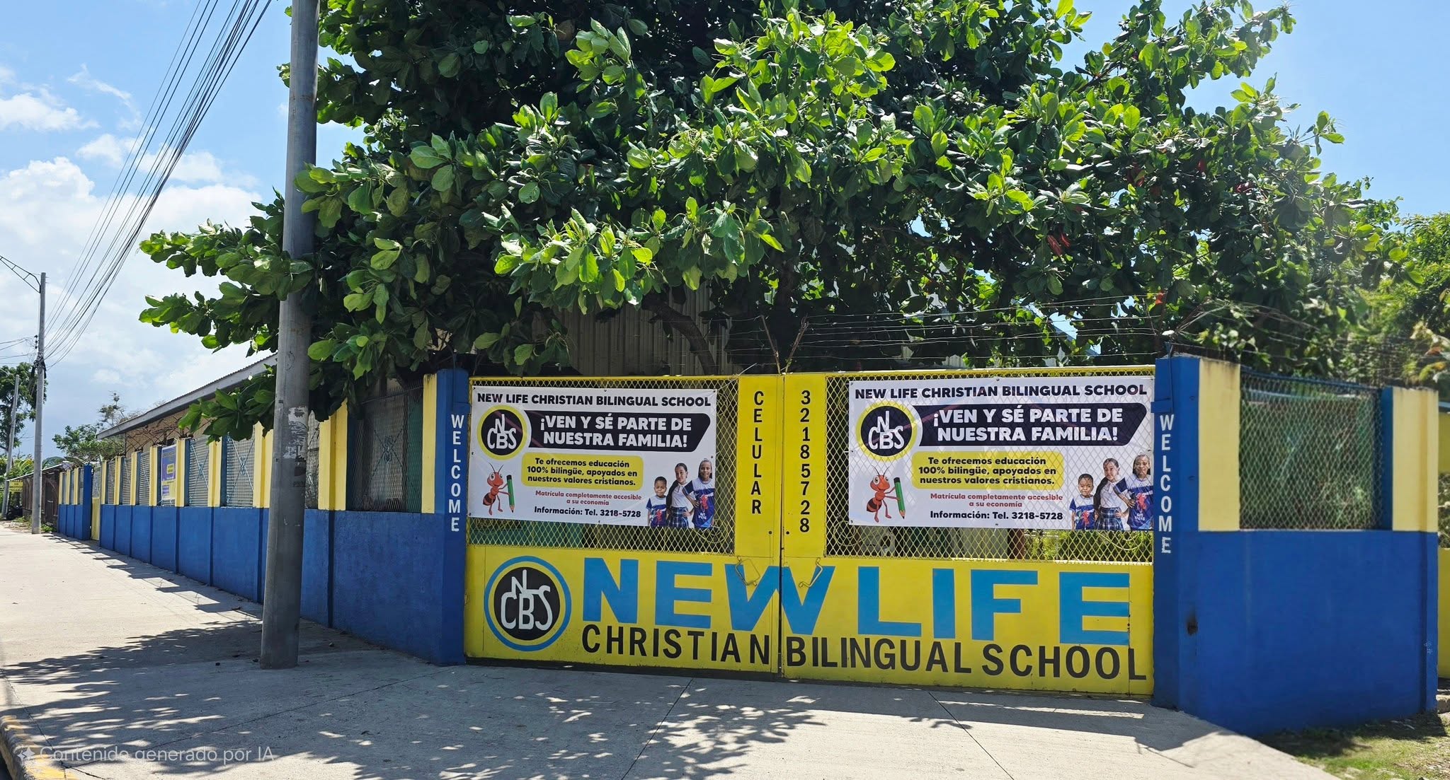 Entrada principal de New Life Christian Bilingual School en La Ceiba, Honduras