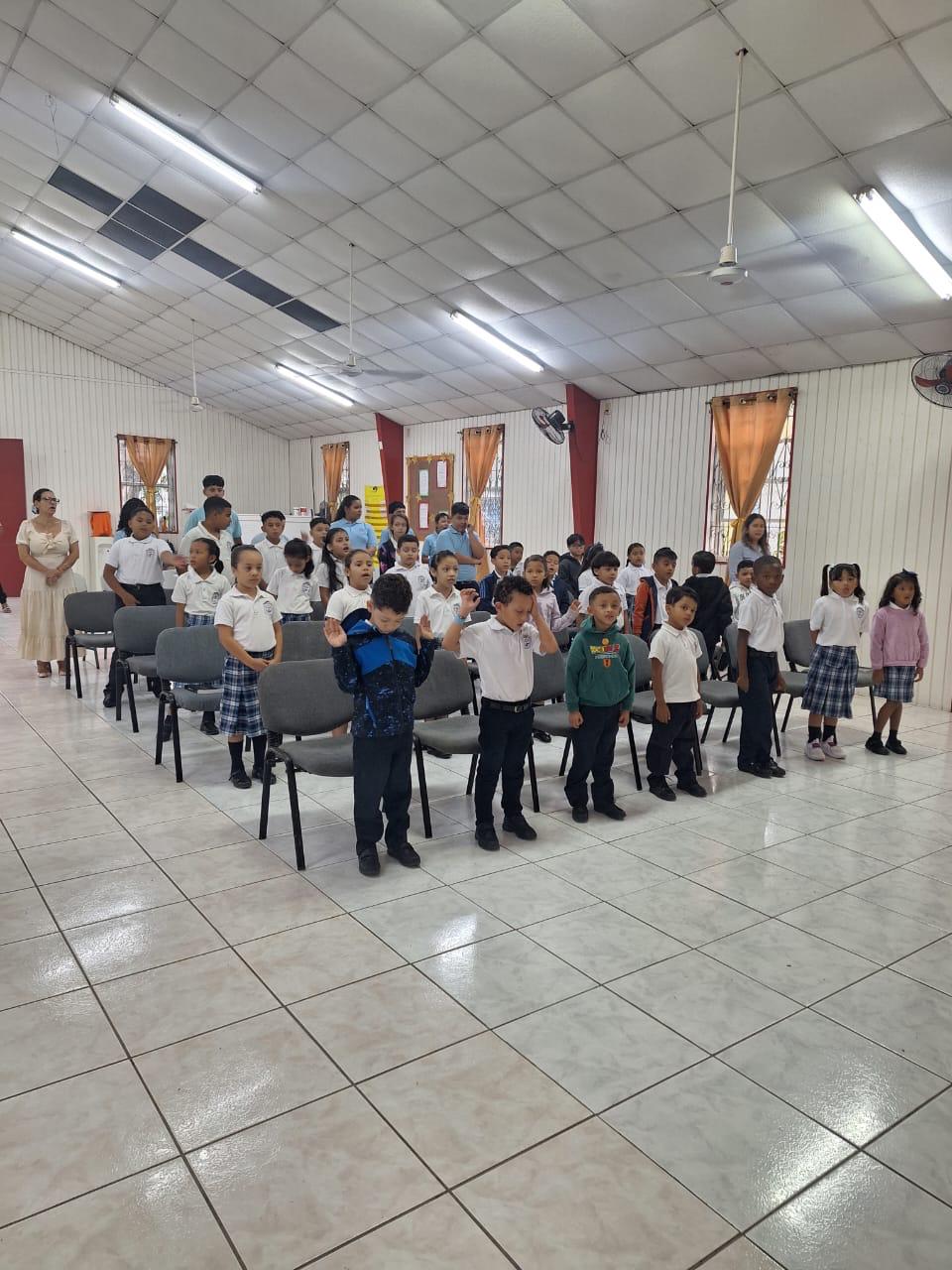 Estudiantes de New Life reunidos durante un momento de formación espiritual