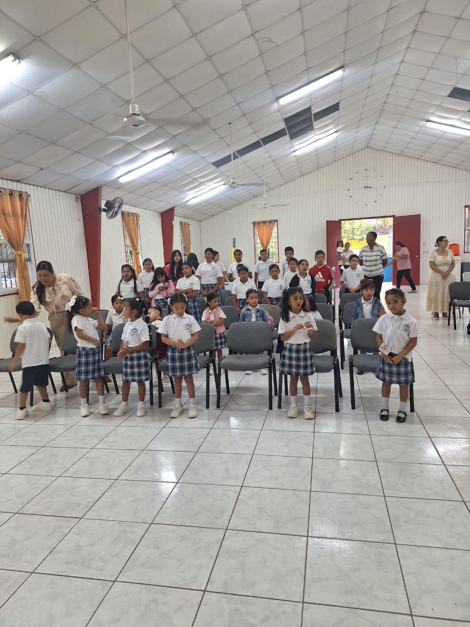 Estudiantes reunidos en un espacio amplio durante un momento de vida espiritual