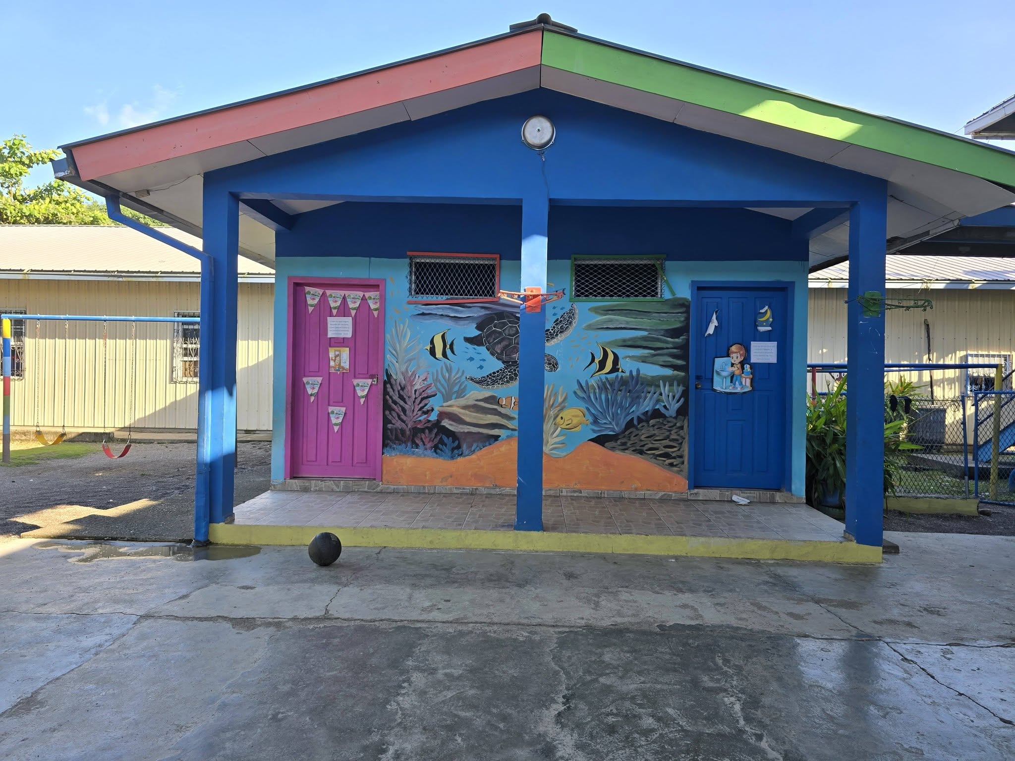 Área techada y mural del colegio New Life Christian Bilingual School