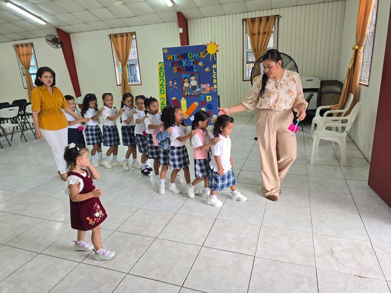 Estudiantes de prebásica en fila durante una actividad escolar